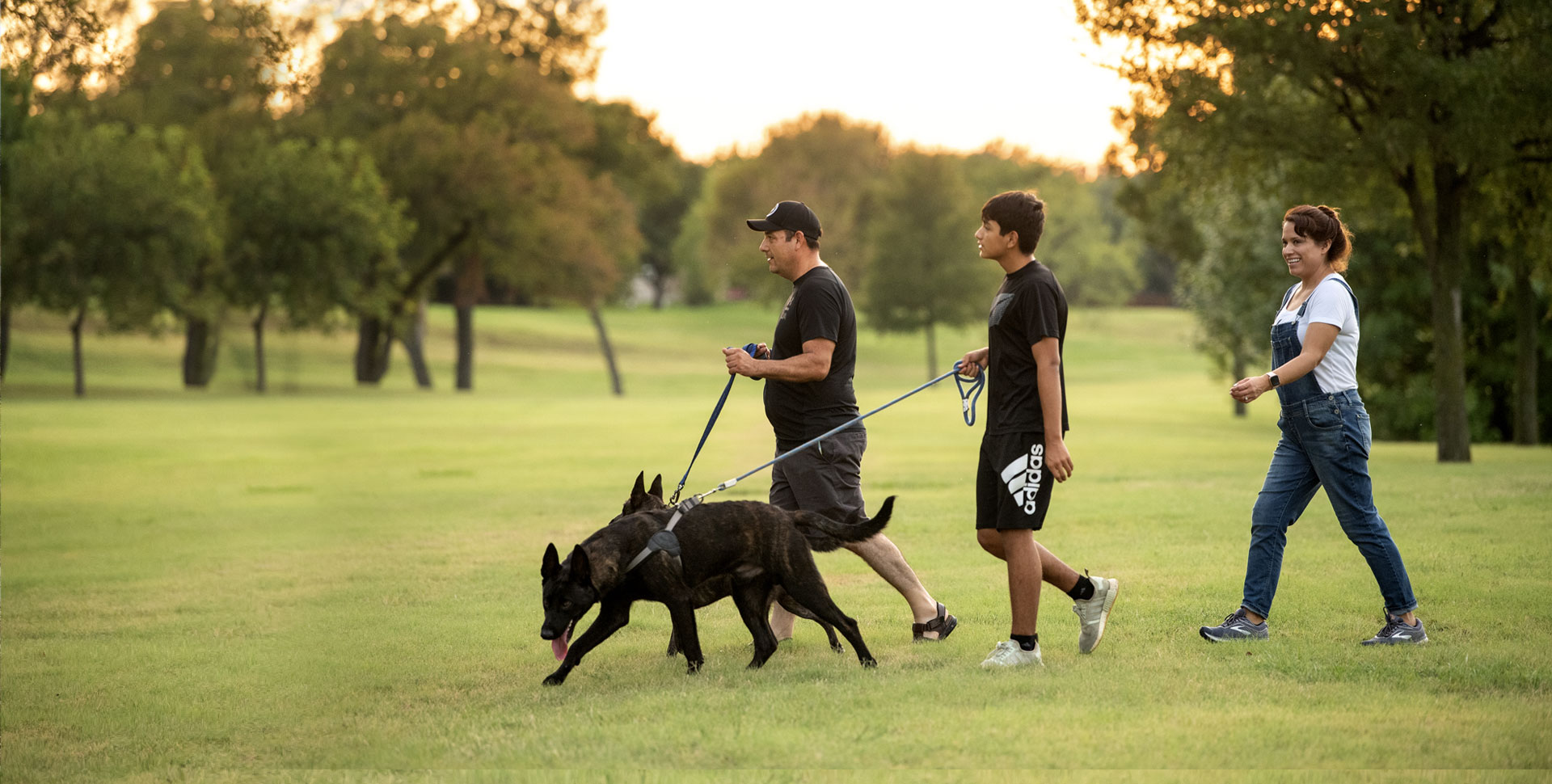 Park_family-walking-dog